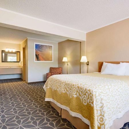 Days Inn By Wyndham Fairmont Εξωτερικό φωτογραφία