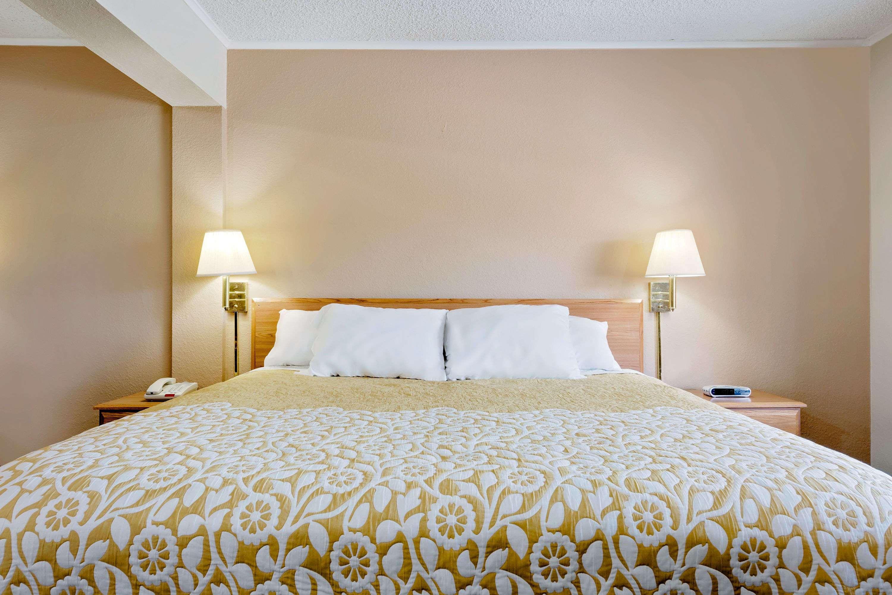 Days Inn By Wyndham Fairmont Εξωτερικό φωτογραφία