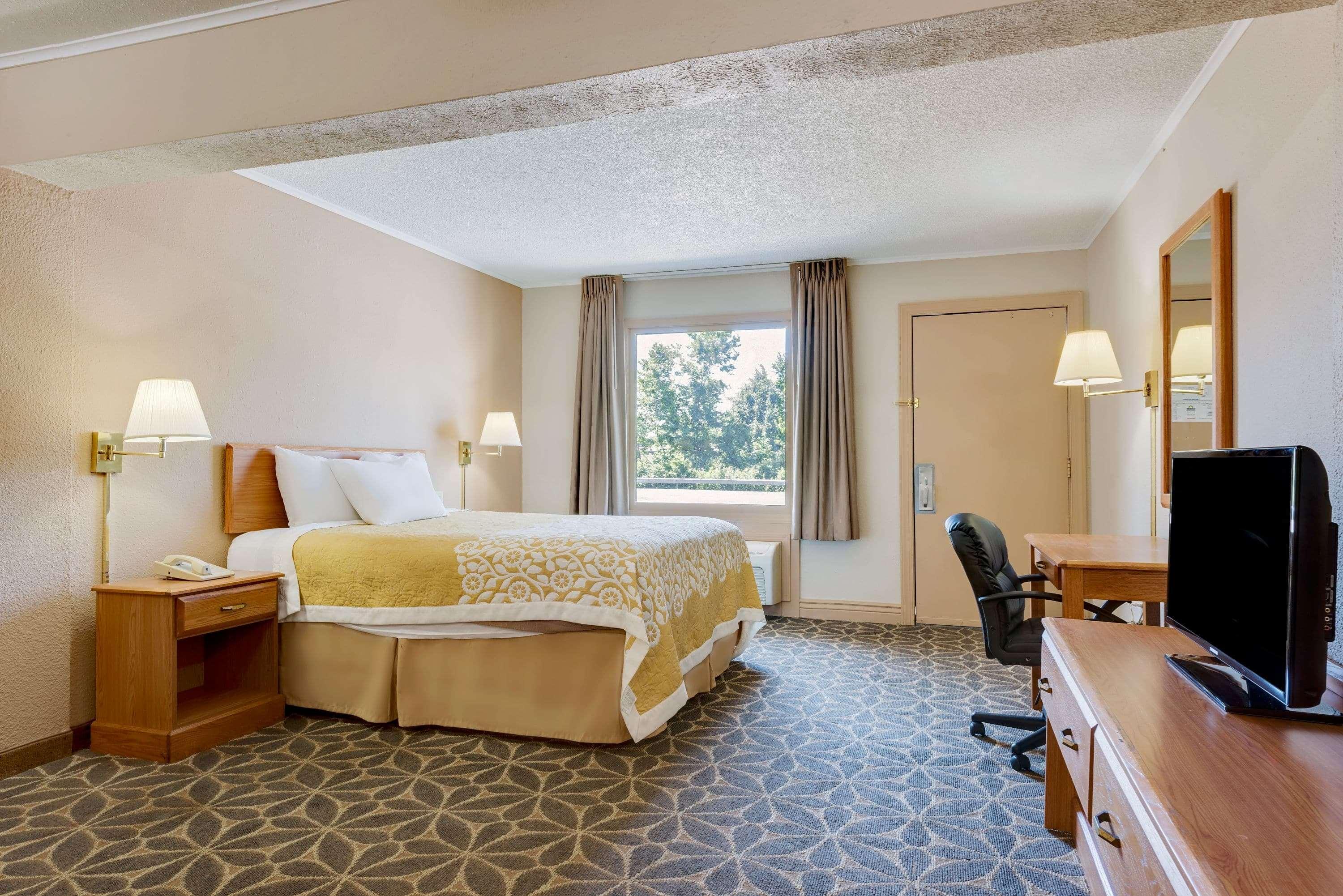 Days Inn By Wyndham Fairmont Εξωτερικό φωτογραφία