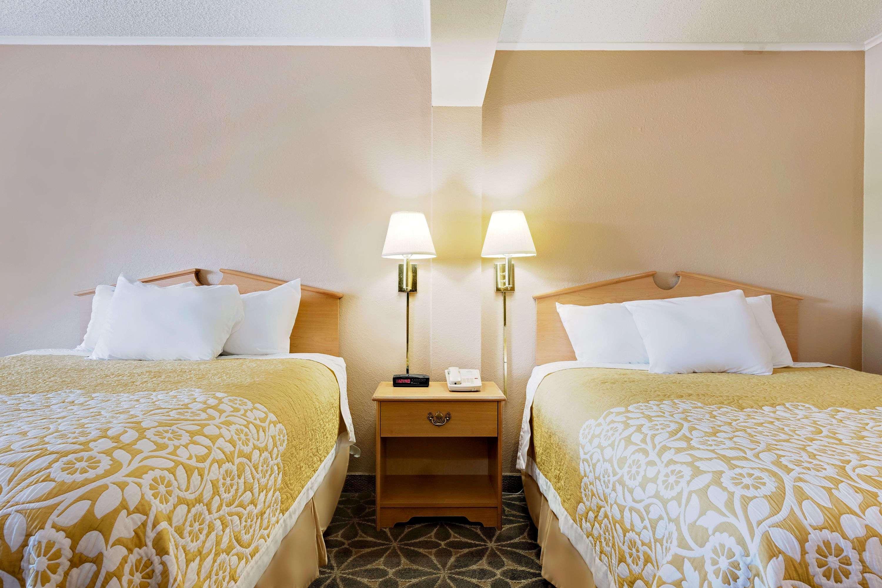 Days Inn By Wyndham Fairmont Εξωτερικό φωτογραφία