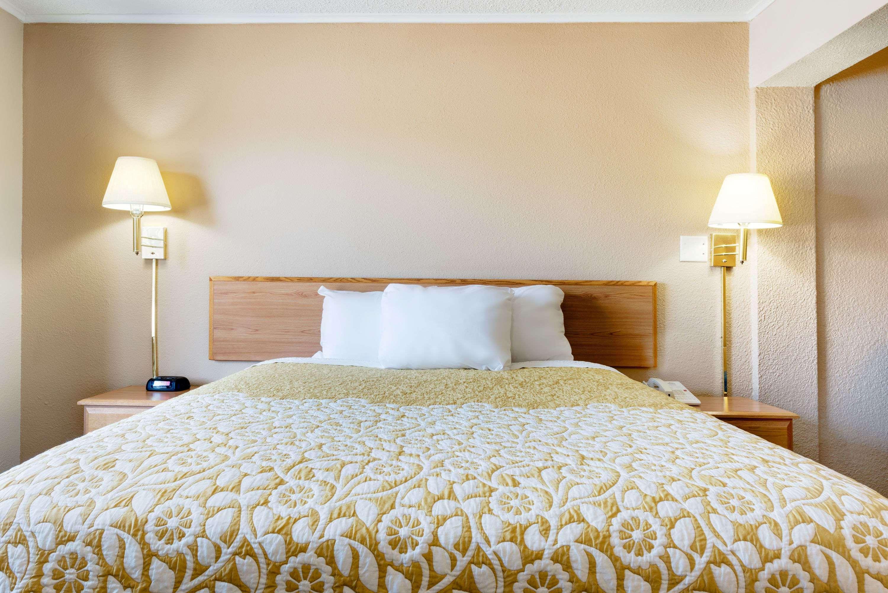 Days Inn By Wyndham Fairmont Εξωτερικό φωτογραφία