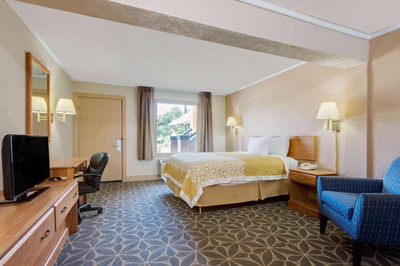 Days Inn By Wyndham Fairmont Εξωτερικό φωτογραφία