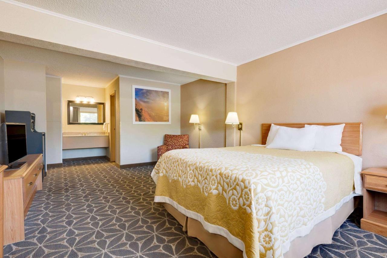 Days Inn By Wyndham Fairmont Εξωτερικό φωτογραφία