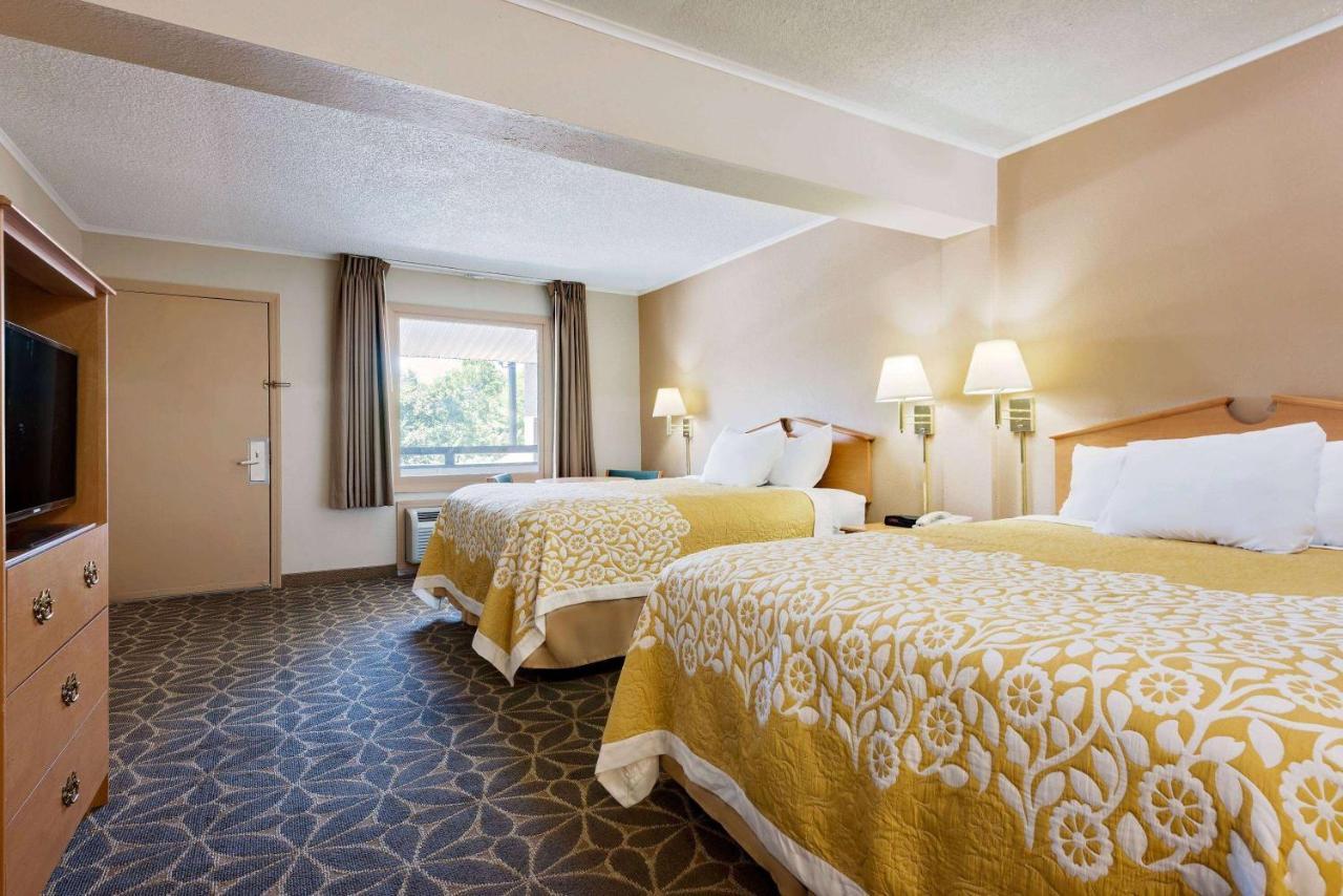 Days Inn By Wyndham Fairmont Εξωτερικό φωτογραφία