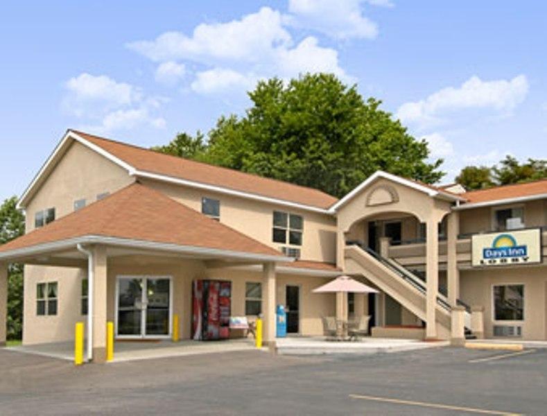 Days Inn By Wyndham Fairmont Εξωτερικό φωτογραφία