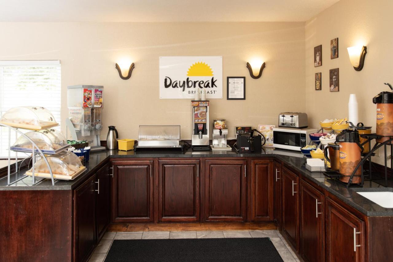 Days Inn By Wyndham Fairmont Εξωτερικό φωτογραφία
