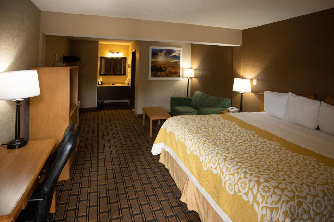Days Inn By Wyndham Fairmont Εξωτερικό φωτογραφία