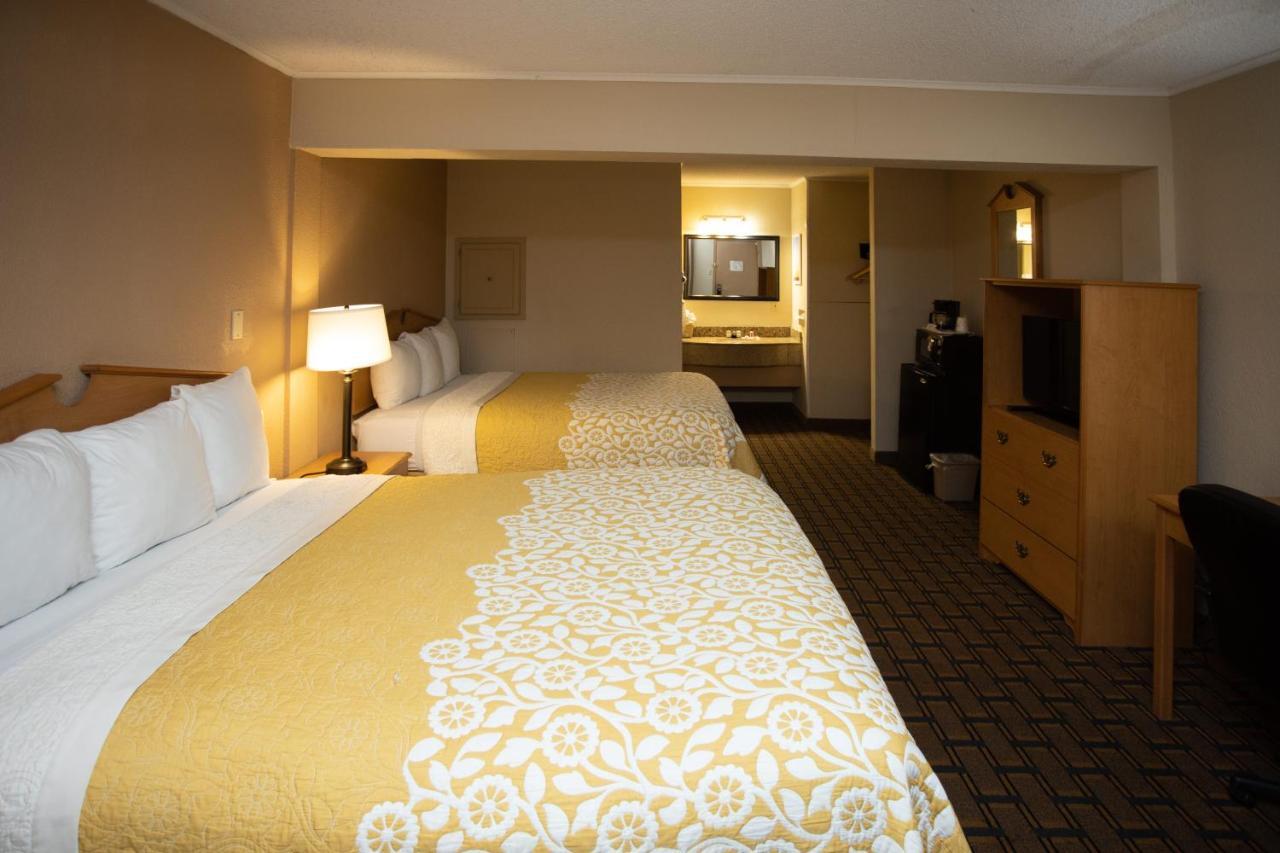 Days Inn By Wyndham Fairmont Εξωτερικό φωτογραφία