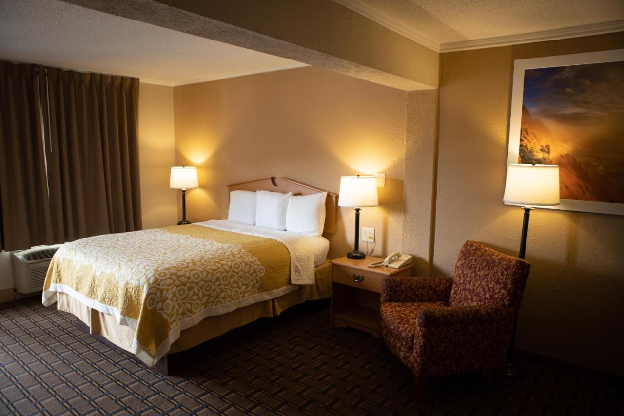 Days Inn By Wyndham Fairmont Εξωτερικό φωτογραφία