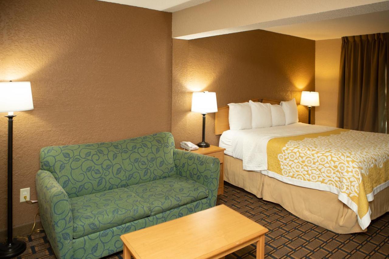 Days Inn By Wyndham Fairmont Εξωτερικό φωτογραφία