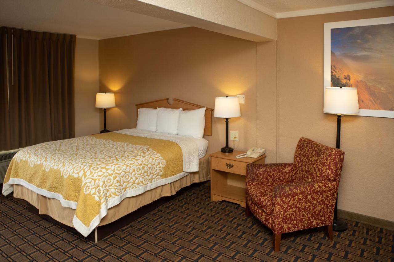 Days Inn By Wyndham Fairmont Εξωτερικό φωτογραφία