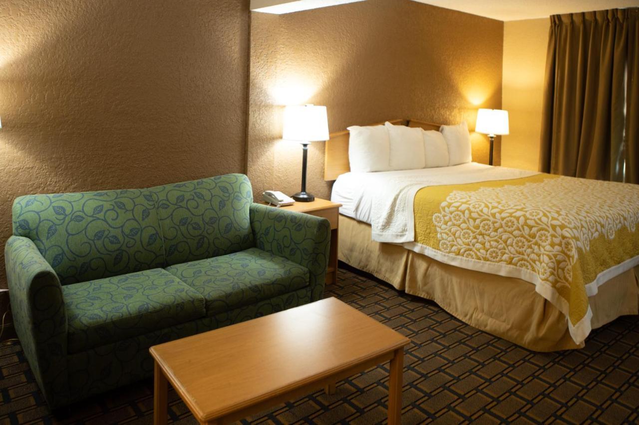 Days Inn By Wyndham Fairmont Εξωτερικό φωτογραφία