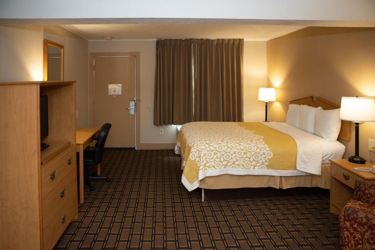 Days Inn By Wyndham Fairmont Εξωτερικό φωτογραφία